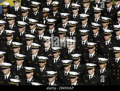 US Navy, die USA Die Marineakademie-Brigade der Seeschiffsmänner steht während der Eröffnungszeremonien in Formation Stockfoto