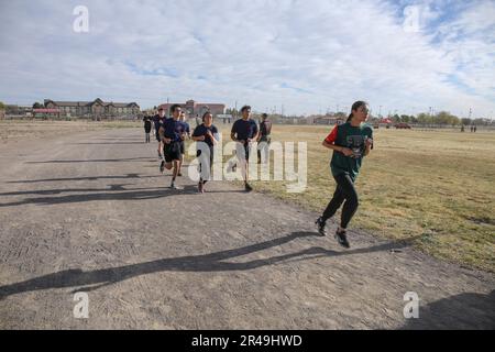 Recruiting Station (RS) Albuquerque hielt kürzlich vom 31. März 2023 bis zum 1. April 2023 ihre jährliche Pool-Funktion am New Mexico Military Institute in Roswell, Nm, ab. Der Zweck der Funktion „Annual Pool“ besteht darin, die Unterstationen für die Personalbeschaffung zusammenzubringen und es ihren Poolees zu ermöglichen, einige der Herausforderungen, denen sie sich während ihrer bevorstehenden Personalschulung stellen müssen, aus erster Hand zu erleben. Die RS hatte auch Trainer vom Marine Corps Recruiter Depot San Diego besucht, um bei den täglichen Veranstaltungen behilflich zu sein. Stockfoto