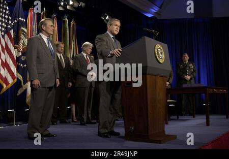 Der US-Marinepräsident George W. Bush spricht vor der Unterzeichnung der Verteidigungsgenehmigung mit den Truppen Stockfoto