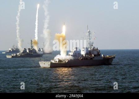 US Navy der geführte Raketenkreuzer USS Vicksburg (CG 69) und die gesteuerten Raketenzerstörer USS Roosevelt (DDG 80), USS Carney (DDG 64) und USS die Sullivans (DDG 68) starten eine koordinierte Raketenvolleyjagd Stockfoto