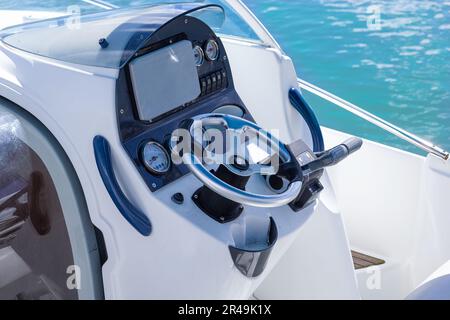 Saint Martin, Marigot Hafen mit Yachten, Restaurants und Wassersportaktivitäten. Stockfoto