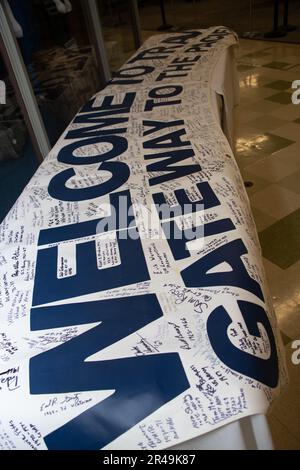 Ein von Militärveteranen unterzeichnetes Banner wird während einer Präsentation auf der Travis AFB, Kalifornien, am 31. März 2023 im Travis Air Force Base Aviation Museum ausgestellt. Die Veranstaltung war Teil des 50. Jahrestags der Operation Homecoming zur Ehrung und Feier amerikanischer Kriegsgefangener, die 1973 aus Vietnam zurückkehrten. Stockfoto