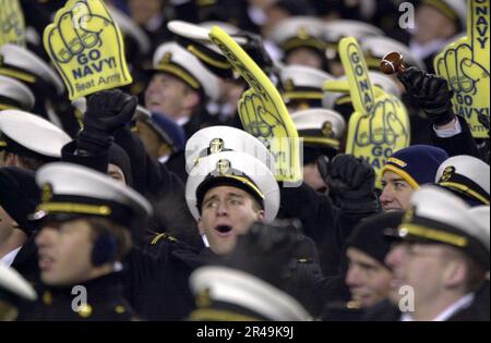 US Navy USA Naval Academy Midshipmen jubeln ihr Fußballteam beim Army Navy Game 104. an Stockfoto