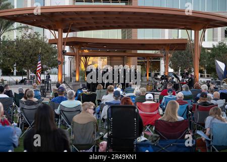 230328-N-PG545-1154, Goodyear, Arizona (28. März 2023) USA Navy Band Sea Chanters treten auf dem Goodyear Civic Square im Rahmen ihrer nationalen Tour 2023 auf. Die Sea Chanters veranstalteten 19 Konzerte an 22 Tagen, wobei sie 2800 km in Washington, Oregon, Kalifornien und Arizona zurücklegten. Auf den Nationaltouren kann sich die Band mit Gemeinden in Gebieten des Landes verbinden, in denen es keine Gelegenheit gibt, regelmäßig die wichtigsten Musical-Ensembles der Navy zu sehen, und diejenigen ehren, die dem Militär gedient haben und weiterhin dienen. Stockfoto