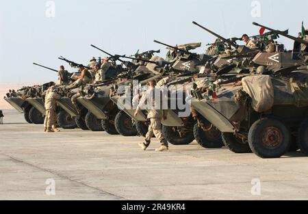 US Navy Marines, die der 13. Marine Expeditionary Unit (13. MEU) 1. Light Armor Reconnaissance Battalion Landing Team (1. LAR BLT 1-1) zugeteilt sind, führen Wartungsarbeiten an leichten gepanzerten Fahrzeugen durch Stockfoto