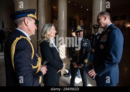 Italienischer Botschafter in den USA Mariangela Zappia (zweite nach links), Generalmajor Maurizio Cantiello (links) des italienischen Verteidigungsattaché und andere Personen sprechen mit dem stellvertretenden Staatssekretär der USA Generalmajor der Luftwaffe Julian C. Cheater (rechts) im Ausstellungsraum des Memorial Amphitheater am Nationalfriedhof Arlington, Arlington, Virginia, 28. März 2023. Alle waren bei ANC für eine öffentliche Kranzlage am Grab des unbekannten Soldaten anlässlich des 100. Jahrestages der Gründung der italienischen Luftwaffe. Die Veranstaltung umfasste eine Überführung von vier T6-Flugzeugen. Stockfoto