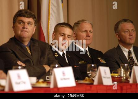 US Navy Mitglieder der USA Die Verwaltung der Marineakademie und das Footballteam nehmen an einem Mittagessen Teil Stockfoto