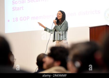 New York, USA. 26. Mai 2023. DIE US-Repräsentantin Alexandria Ocasio-Cortez spricht am 26. Mai 2023 auf einem Rathaustreffen an der Corona Arts and Sciences Academy in Queens, New York. (Foto: Efren Landaos/Sipa USA) Guthaben: SIPA USA/Alamy Live News Stockfoto