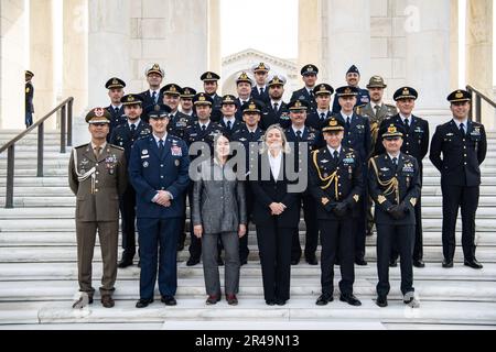 (Erste Reihe) Stellvertretender stellvertretender Staatssekretär der USA General Julian C. Cheater (zweite von links); Karen Durham-Aguilera (Mitte links), geschäftsführender Direktor, Büro der Armeefriedhöfe und der nationalen Militärfriedhöfe der Armee; italienische Botschafterin in den USA Mariangela Zappia (Zentrum); Generalmajor Maurizio Cantiello des italienischen Verteidigungsattaché (Mitte rechts); und andere posieren für ein Foto auf den Westtreppen des Memorial Amphitheater auf dem Nationalfriedhof Arlington, Arlington, Virginia, 28. März 2023. Alle waren bei ANC für eine öffentliche Kranzlage am Grab des unbekannten Soldaten Stockfoto