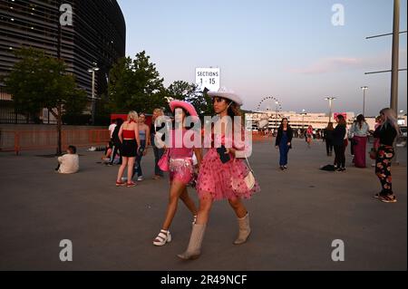 East Rutherford, USA. 26. Mai 2023. Zwei Frauen gehen in der Nähe des Eingangs zum MetLife Stadium, während Taylor Swift in einem Konzert auftritt, East Rutherford, NJ, 26. Mai 2023. (Foto: Anthony Behar/Sipa USA) Guthaben: SIPA USA/Alamy Live News Stockfoto