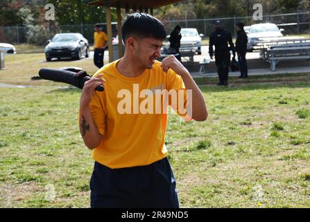 PORTSMOUTH, Virginia (20. Januar 2023) Kevin Calderon, Mate Seaman von Boatswain, verwendet einen Stab, um auf ein Pad zu schlagen, nachdem er während des Grundtrainings der Sicherheitsreaktionstruppen (SRF-B) in Portsmouth Naval Shipyard mit Oleoresin Capsicum (OC)-Spray besprüht wurde. SRF-B ist ein zweiwöchiger, umfassender Kurs, der Seeleuten Grundkenntnisse für die Rolle des Wachmanns vermittelt. Stockfoto