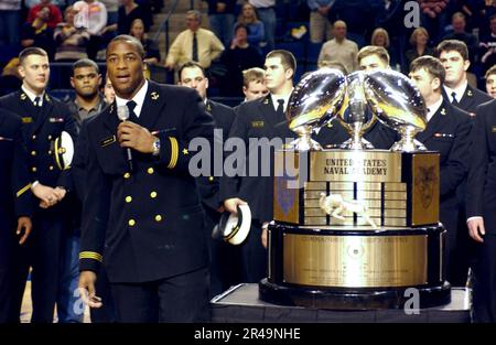 US Navy USA Der Co-Captain des Fussballteams der Naval Academy spricht mit der Menge neben dem Commander-in- Stockfoto