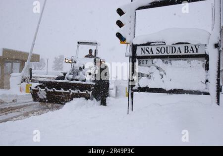 US Navy Equipment Operator Constructionman betreibt einen Frontlader, um Schnee zu räumen Stockfoto