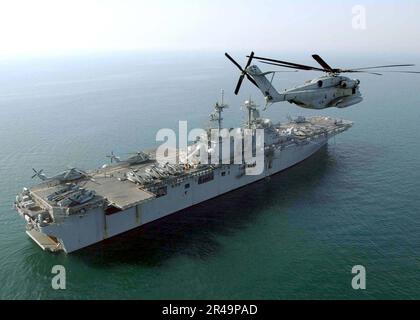 US Navy und US Marine Corps CH-53E Super-Hengst fliegt vorbei am Amphibienschiff USS Boxer (LHD 4) Stockfoto