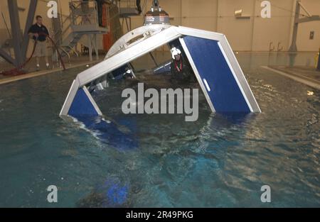 AUSBILDER der US Navy, die der Naval Air Station (NAS) Whidbey Island im Aviation Survival Training Center zugewiesen sind, bereiten sich darauf vor, das neue modulare Ausstiegstraining der Navy vorzuführen Stockfoto