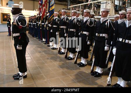 US Navy USA Matrosen der Zeremonialgarde der Navy stehen während einer Zeremonie voller Ehren zur Verfügung Stockfoto