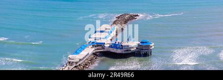 Peru, Lima, Meerblick und Miraflores Malecon Promenade mit Einkaufszentren, Cafés und Restaurants. Stockfoto