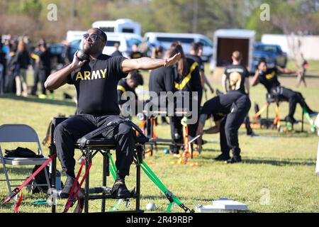 USA Army SPC Demario, Cochran, gibt einen Schuss während der USA Army Adaptive Sports Camp in Fort Bragg, North Carolina, März 30. Mehr als 70 verwundete, kranke und verletzte Soldaten trainieren in einer Reihe von Sportveranstaltungen wie Bogenschießen, Radfahren, Schießen, Sitzen Volleyball, Schwimmen, Krafttraining, Leichtathletik, Feld, Rudern und Rollstuhl-Basketball. Das Adaptive Sports Camp feiert die Fähigkeit verwundeter, kranker und verletzter Soldaten, sich zu erholen und zu überwinden. Die Army führt Qualifikationsprozesse für Active Duty, verwundete, kranke oder verletzte Soldaten durch, um Sportler im DoD Warri zu beurteilen und auszuwählen Stockfoto