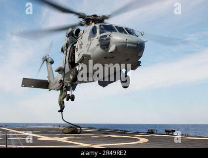 US Navy A Seemann zugeordnet Sprengstoffbeseitigungsgruppe zwei (EODMU 2), det. Vier, führt eine schnelle Seilübung von einem HH-60H Seahawk durch, der den Roten Löwen des Hubschrauber-Anti-U-Boot-Geschwaders eins F zugeteilt wurde Stockfoto