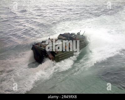 US Navy ein Amphibienfahrzeug (AAV), das dem 31. Marine Expeditionary Unit (MEU) Battalion Landing Team (BLT) 2-3 zugeteilt ist, fährt vom Hecktor von Fort McHenry ab Stockfoto