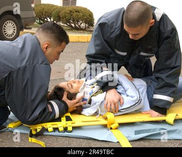 US Navy Hospital Corpsman demonstrieren lebensrettende Techniken auf dem Parkplatz außerhalb der Notaufnahme der USA Marinekrankenhaus Yokosuka, Japan. Stockfoto