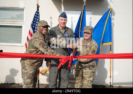 Von links nach rechts, Chief Master Sgt. Ronnie Woods, 18. Flügelkommandochef, Brig. General David Eaglin, 18. Wing Commander, und Senior Airman Faith Pruch, Kadena Airman Committed to Excellence Committee President, nehmen am 8. Februar 2023 an einer Zeremonie zum Schneiden von Bändern auf der Kadena Air Base, Japan, Teil. Die Speisekammer Kadena ist die erste vom Militär angegliederte Speisekammer auf Okinawa. Stockfoto