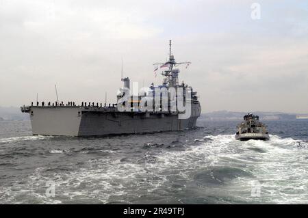 US Navy das Kommandoschiff USS Coronado (AGF 11) fährt in den Hafen von Yokosuka, Japan, ein Stockfoto