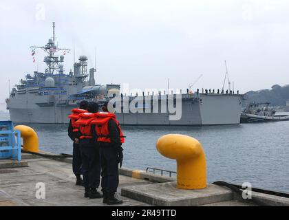 US Navy HE USS Coronado (AGF 11) trifft bei Fleet Activities Yokosuka, Japan ein Stockfoto