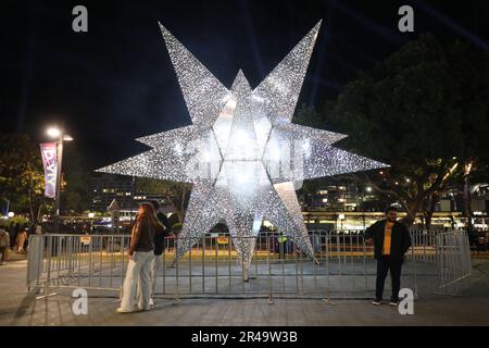 Sydney, Australien. 26. Mai 2023 Vivid Sydney ist ein jährliches Fest der Kreativität, Innovation und Technologie, das Sydney für 23 Tage und Nächte verwandelt. Im Jahr 2023, 13. Jahre lang, wird Vivid Sydney Kunst, Innovation und Technologie in Zusammenarbeit mit einigen der innovativsten Künstler, Denker, Musiker und kulinarischen Experten unserer Zeit verbinden. Das Programm „Licht, Ideen, Musik und Essen“ läuft vom 26. Mai bis 17. Juni 2023. Abbildung: „Supernova“. Kredit: Richard Milnes/Alamy Live News Stockfoto