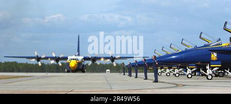 US Navy Ein speziell entwickelter Lockheed C-130 Hercules namens Fat Albert aus den USA Navys Flugdemonstration-Team Blue Angels, Taxis in der Nähe einer Reihe von F-A-18C Hornet-Flugzeugen Stockfoto