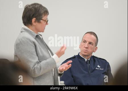 Anne Maglia, Vizekanzlerin der University of Massachusetts Lowell, spricht mit Generalleutnant Shaun Q. Morris, Commander des Air Force Life Cycle Management Center, und anderen am Northstar Campus des UMass Lowell Research Institute in Lincoln, Massachusetts, 23. Januar. Morris wurde über die derzeitigen Partnerschaften und Möglichkeiten der künftigen Zusammenarbeit zwischen dem Luftwaffenstützpunkt Hanscom, Mass. Und UMass Lowell informiert. Stockfoto