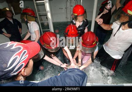 US Navy Interior Communications Electrician 1. Klasse oben links, unterrichtet Navy Junior Reserve Officer Training Corps (NJROTC) Schüler Stockfoto