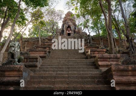 Blick auf den Phnom Banan Tempel in Battambang, Kambodscha, umgeben von üppigem Grün Stockfoto