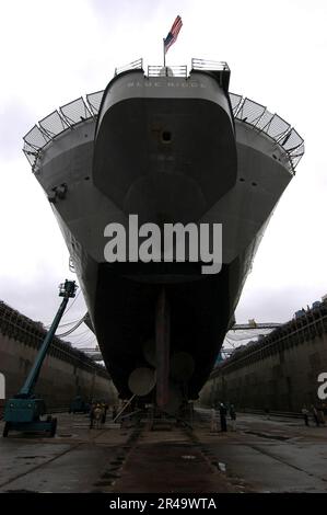 DIE USS Blue Ridge der US Navy liegt im Trockendock der Naval Ship Repair Facility in Yokosuka, Japan Stockfoto