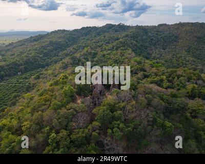 Ein Luftblick auf den Phnom Banan Tempel in Battambang, Kambodscha, umgeben von üppigem Grün Stockfoto