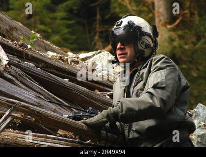 US Navy Senior Chief Aviation Machinist's Mate steht bereit, um Funkkontakt von einem UH-3H Sea King zu empfangen. Stockfoto