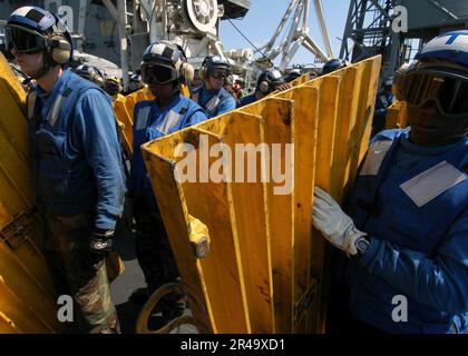 PERSONAL DER US Navy Air-Abteilung bereithalten mit Decksrampen für die Notabsperrung Stockfoto