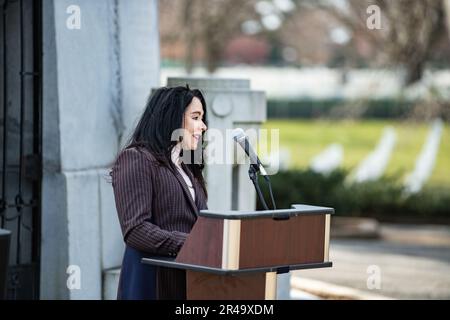 Karen Durham-Aguilera, Exekutivdirektorin des Büros der Armeefriedhöfe und der nationalen Militärfriedhöfe der Armee, spricht während einer Feier anlässlich des 125. Jahrestages des Untergangs der USS Maine, Arlington National Cemetery, Arlington, Virginia, am 15. Februar, 2023. Am 15. Februar 1898 explodierte die USS Maine vor der Küste von Havanna, Kuba, und 260 ihrer Crew gingen verloren. Aufgrund der spanischen Politik mussten die Beerdigungen innerhalb von 24 Stunden erfolgen, daher wurde die erste Besatzung, die nach der Katastrophe wieder aufgefunden wurde, auf dem Colon Friedhof in Havanna begraben. Am 30. März 1898 genehmigte der Kongress eine Stockfoto