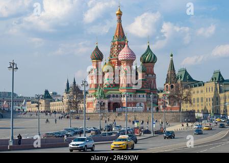 MOSKAU, RUSSLAND - 14. APRIL 2021: Basilius-Kathedrale in der Stadt an einem sonnigen April-Tag Stockfoto