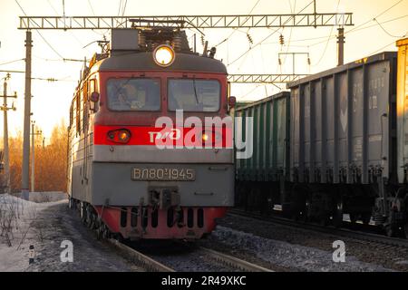 SHARYA, RUSSLAND - 19. MÄRZ 2022: Nahaufnahme der VL80t-V-Elektrolokomotive an einem sonnigen Märzabend. nordbahn Stockfoto