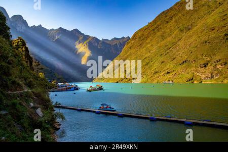 Die Gasse des Flusses Nho Que. Ein berühmter Fluss in Ha Giang Vietnam ist jadegrün Stockfoto