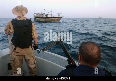 DIE Mate 1.-Klasse DER US Navy Gunner steht bereit mit einem M-60 Maschinengewehr, um Sicherheit zu bieten Stockfoto