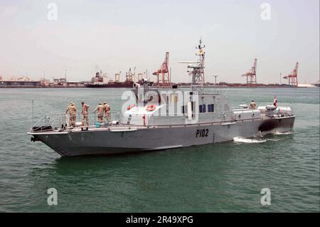 US Navy Iraqi Coastal Defense Force (ICDF) Patrouillenfahrzeug 102 bereitet sich auf das Anlegen in Manama, Bahrain, vor Stockfoto