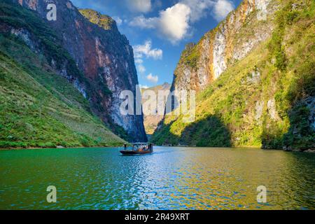 Die Gasse des Flusses Nho Que. Ein berühmter Fluss in Ha Giang Vietnam ist jadegrün Stockfoto