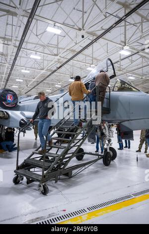 Northwest Machining and Manufacturing Tour The 124. Fighter Wing's Aircraft Maintenance Hanger, Gowen Field, ID, 6. April 2023. Dieses Maschinenbauunternehmen mit Sitz in Meridian, Idaho, stellt seit Jahrzehnten in Gowen Field ein wichtiges Fahrwerk für Die A-10 Thunderbolt II her. Stockfoto