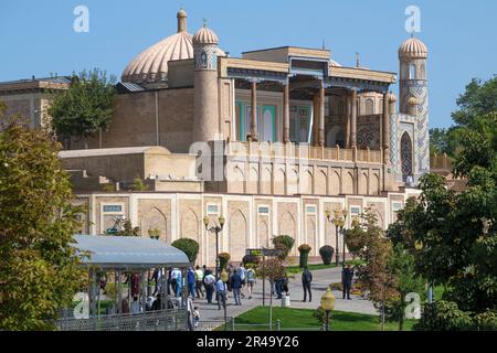 SAMARKAND, USBEKISTAN - 12. SEPTEMBER 2022: Khazret-Khyzr-Moschee an einem sonnigen Septembertag Stockfoto