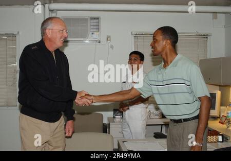 MICHAEL L. Cowan, Generalchirurg der Marine und Chef des Büros für Medizin und Chirurgie, besucht die Branch Medical and Dental Clinics an Bord der Naval Air Facility Atsugi. Stockfoto