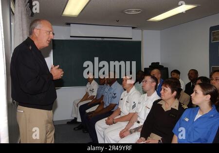 MICHAEL L. Cowan, Generalchirurg der Marine und Chef des Büros für Medizin und Chirurgie, besucht die Branch Medical and Dental Clinics an Bord der Naval Air Facility Atsugi. Stockfoto