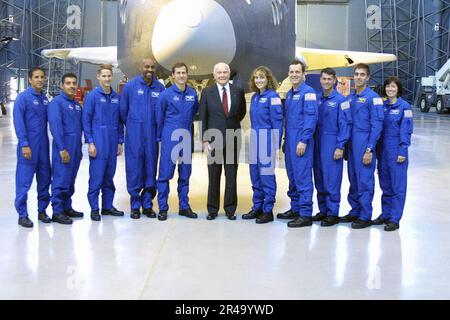 LIEUTENANT Commander der US Navy. Der zweite von rechts steht vor dem Space Shuttle Enterprise mit dem pensionierten Senator, dem ehemaligen Astronauten John Glenn. Stockfoto