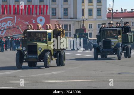 ST. PETERSBURG, RUSSLAND - 09. MAI 2023: Lastwagen ZIS-5 mit Soldaten und Matrosen in Uniformen des Großen Patriotischen Krieges auf einer Militärparade i Stockfoto